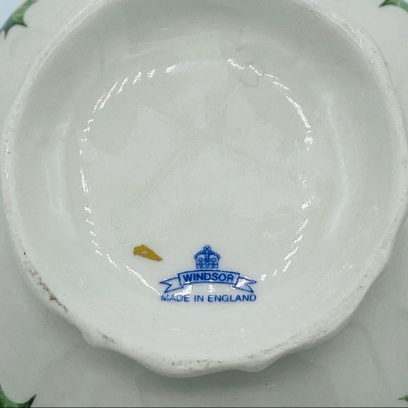 Windsor || "Mini" Teapot with Holiday Holly - Picture 9 of 10